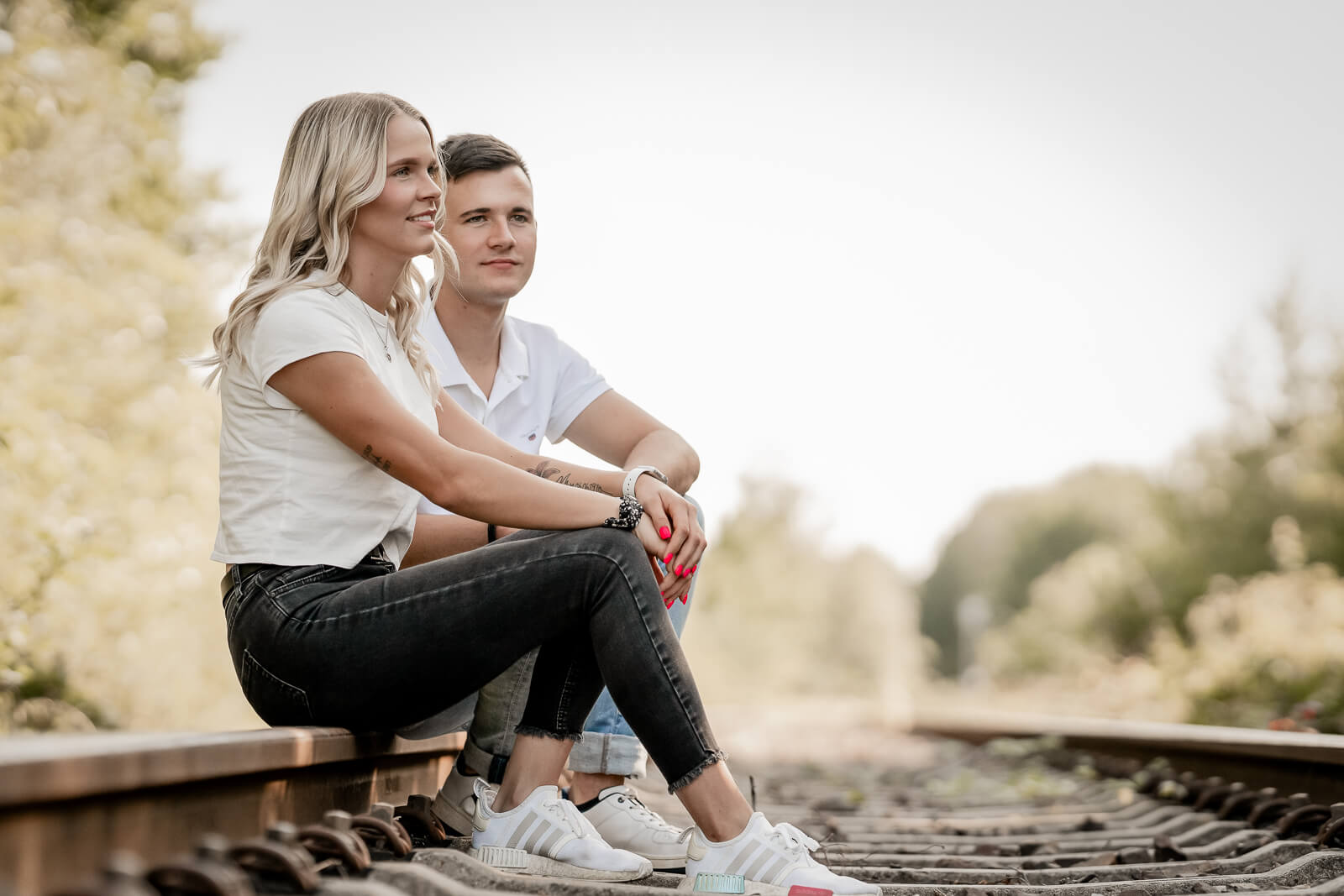 Verliebtes Paar bei einem natürlichen Outdoor-Fotoshooting in Nienburg in die Ferne schauend