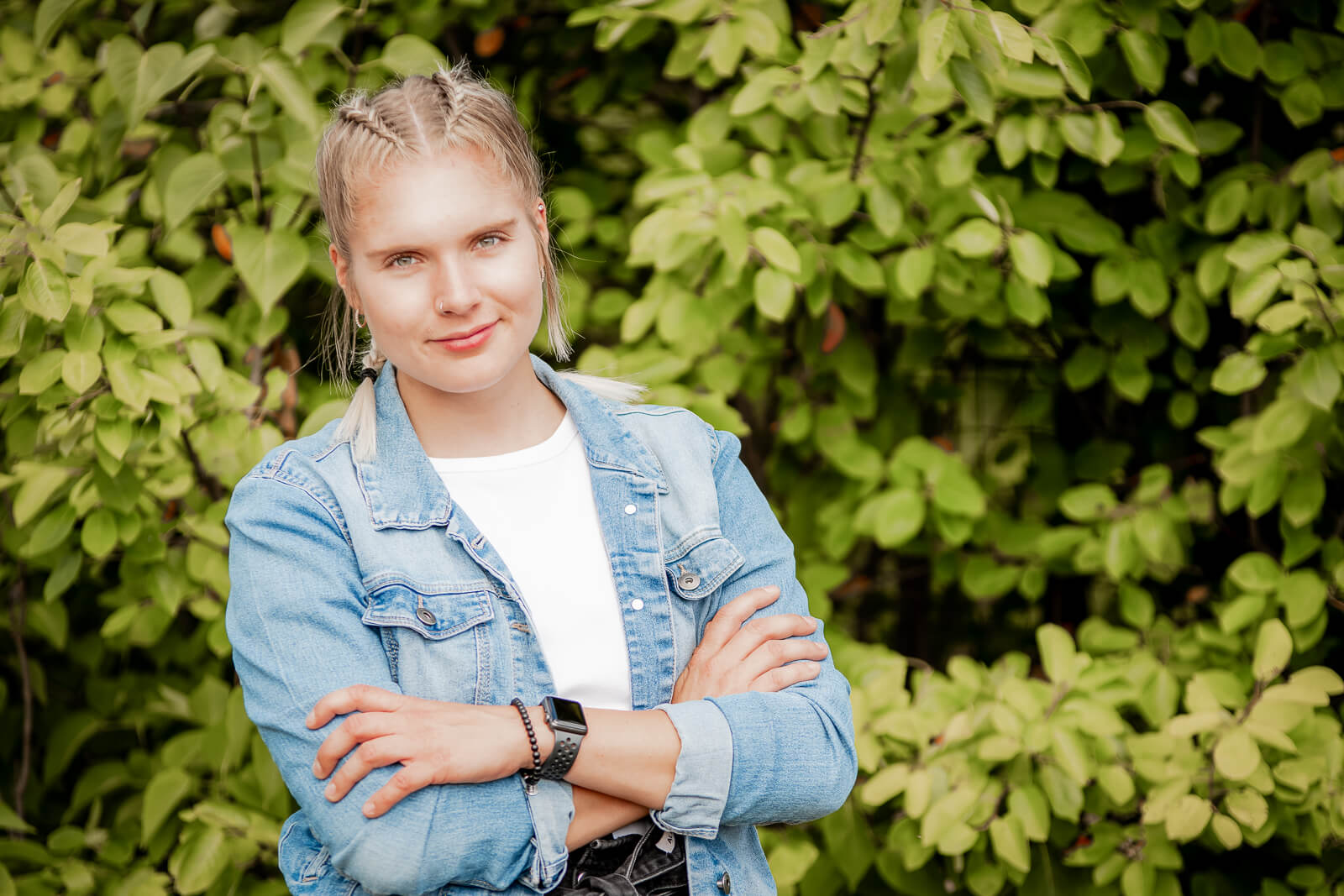 Professionelles Bewerbungsfoto mit natürlicher Ausstrahlung und entspannter Haltung