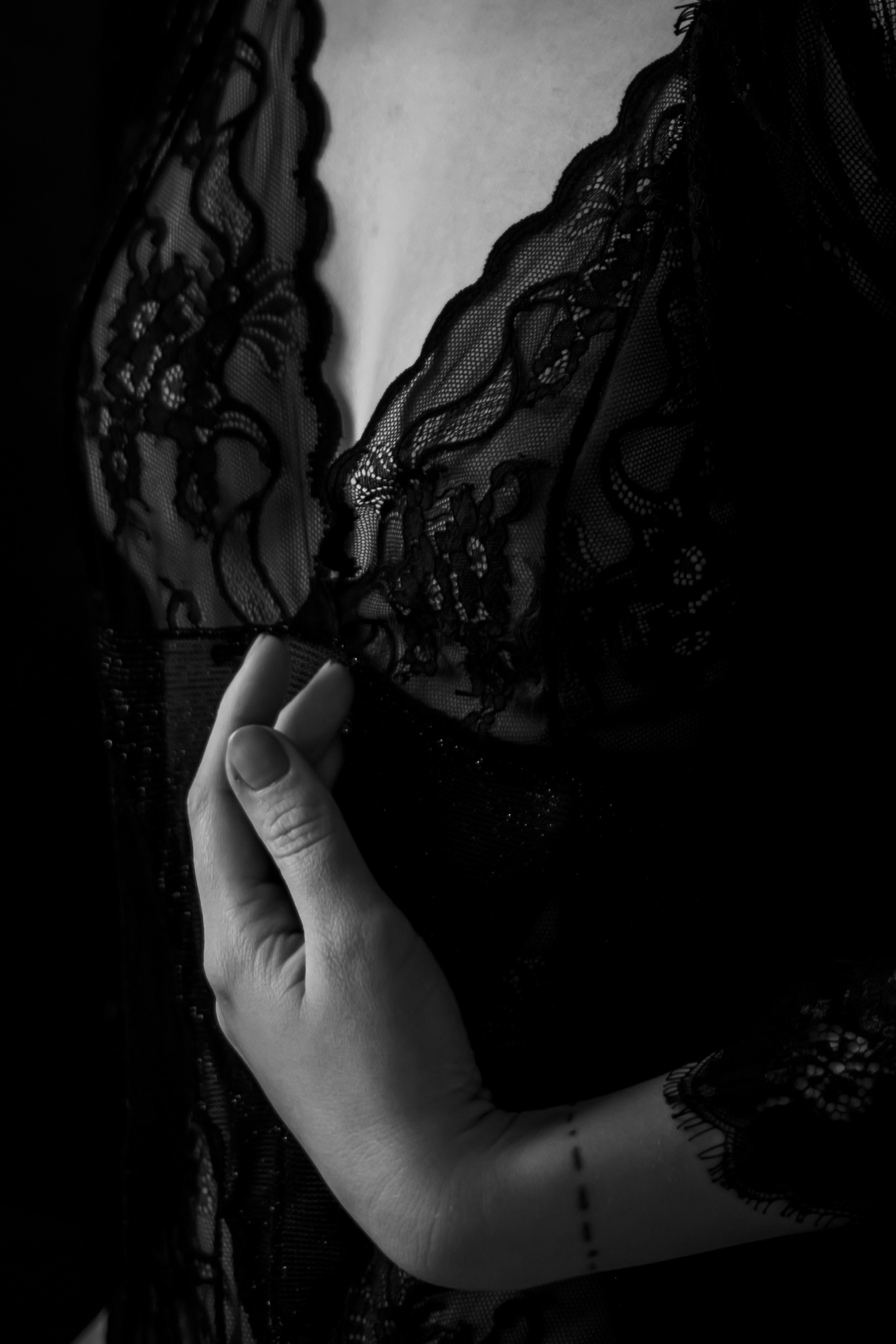 Boudoirfotografie Frau streicht sich übers Dekolleté