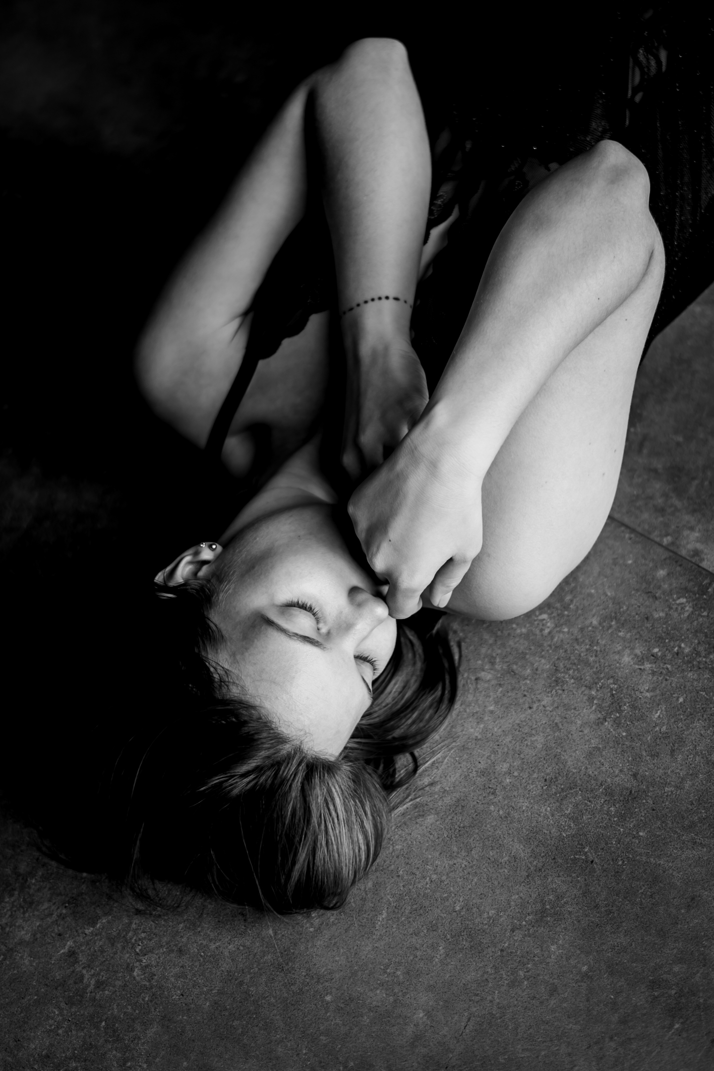 Boudoirfotografie Frau in Selbstliebe auf dem Boden