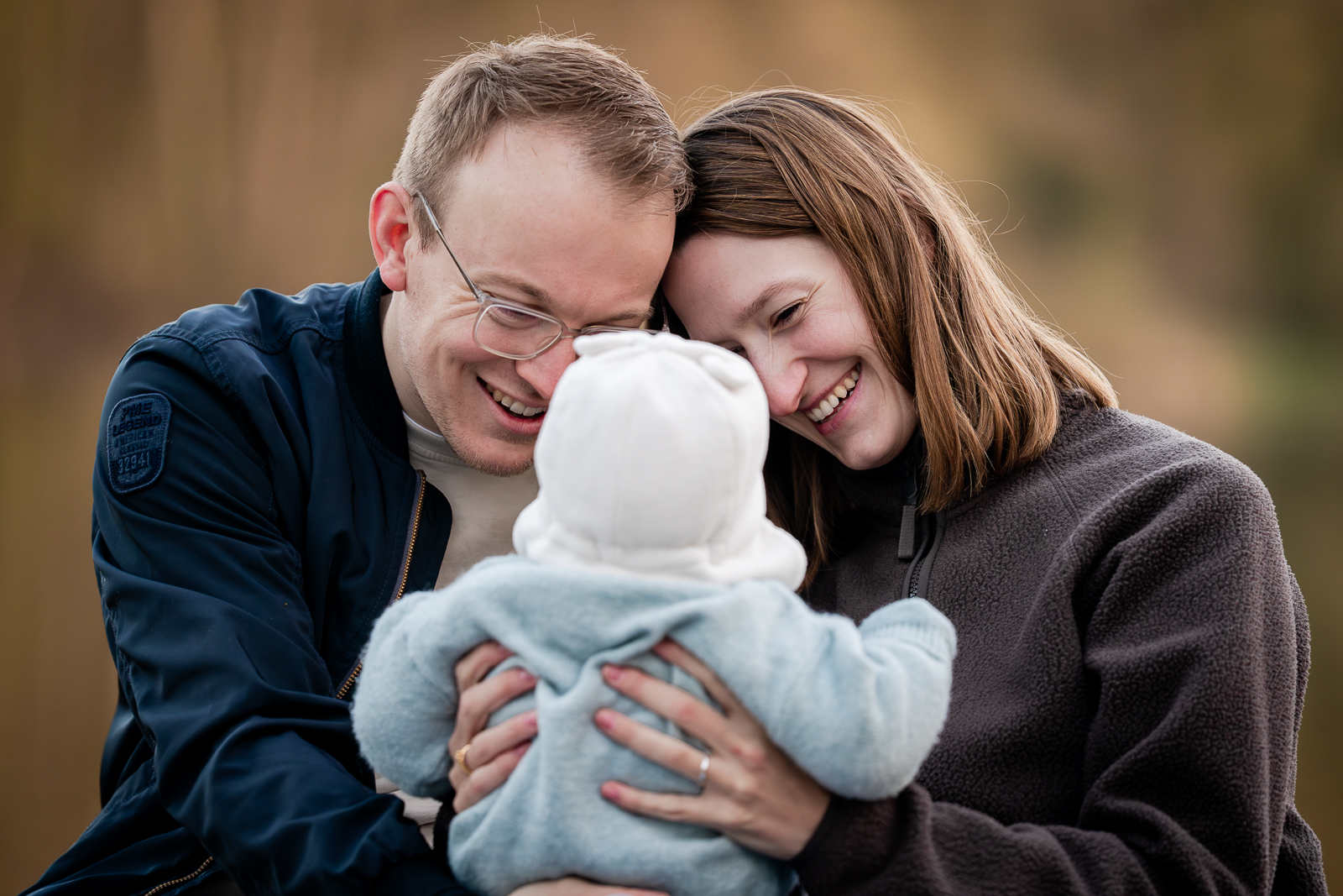 Eltern schauen liebevoll ihr Kind an